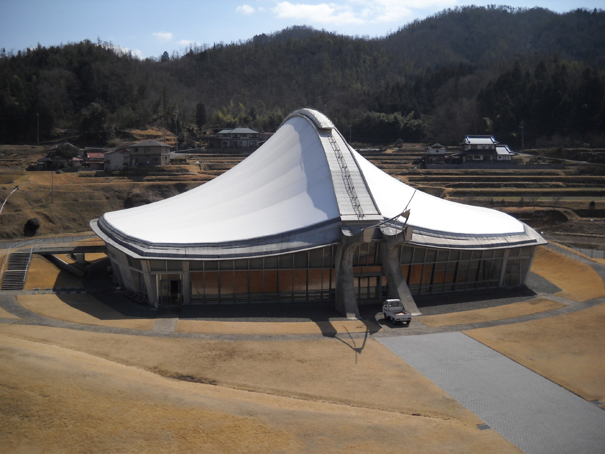 白⻯伝説にちなんだ造形の白⻯ドーム