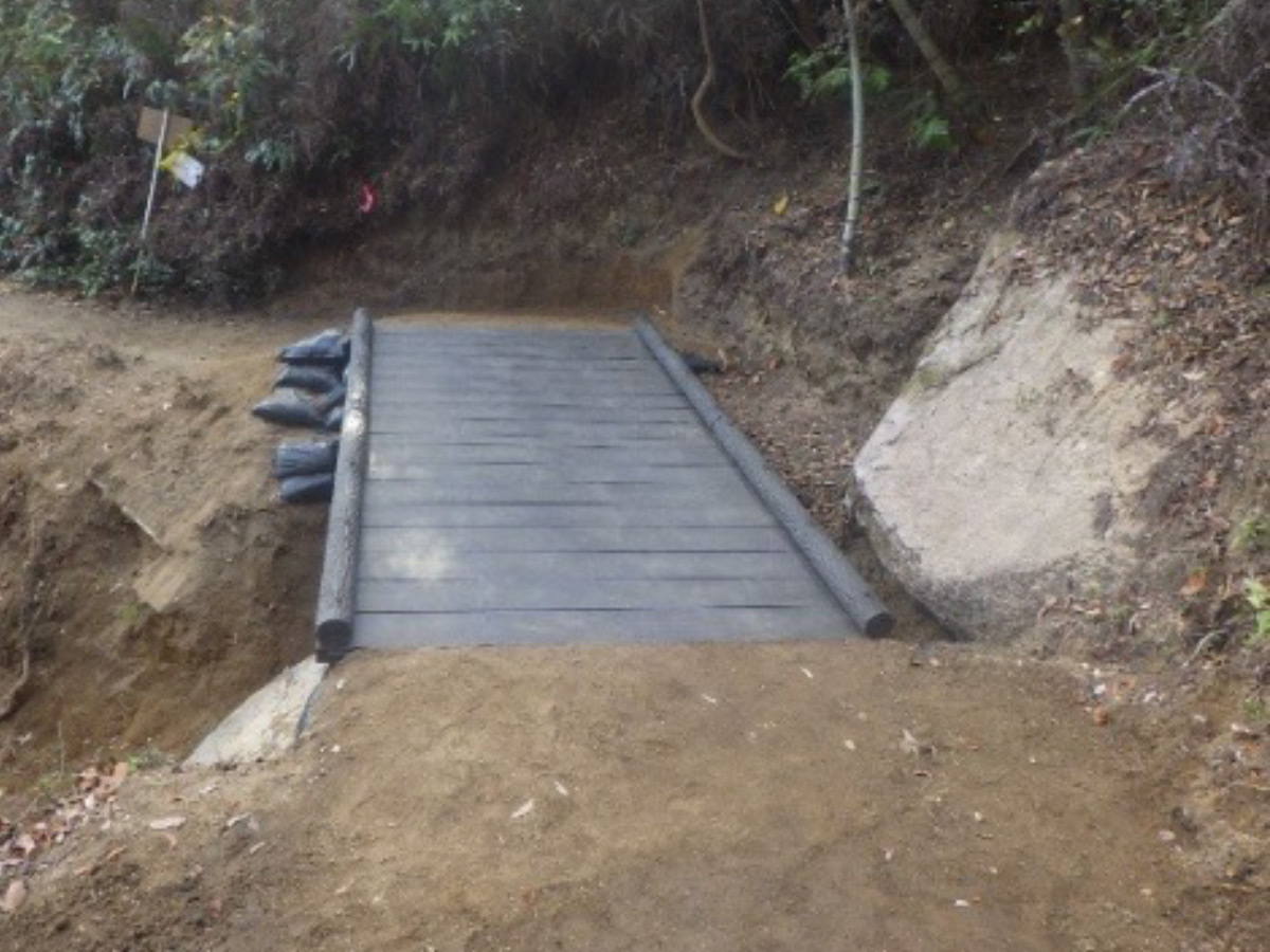 火山登山道の災害復旧工事：プラ擬木人道橋