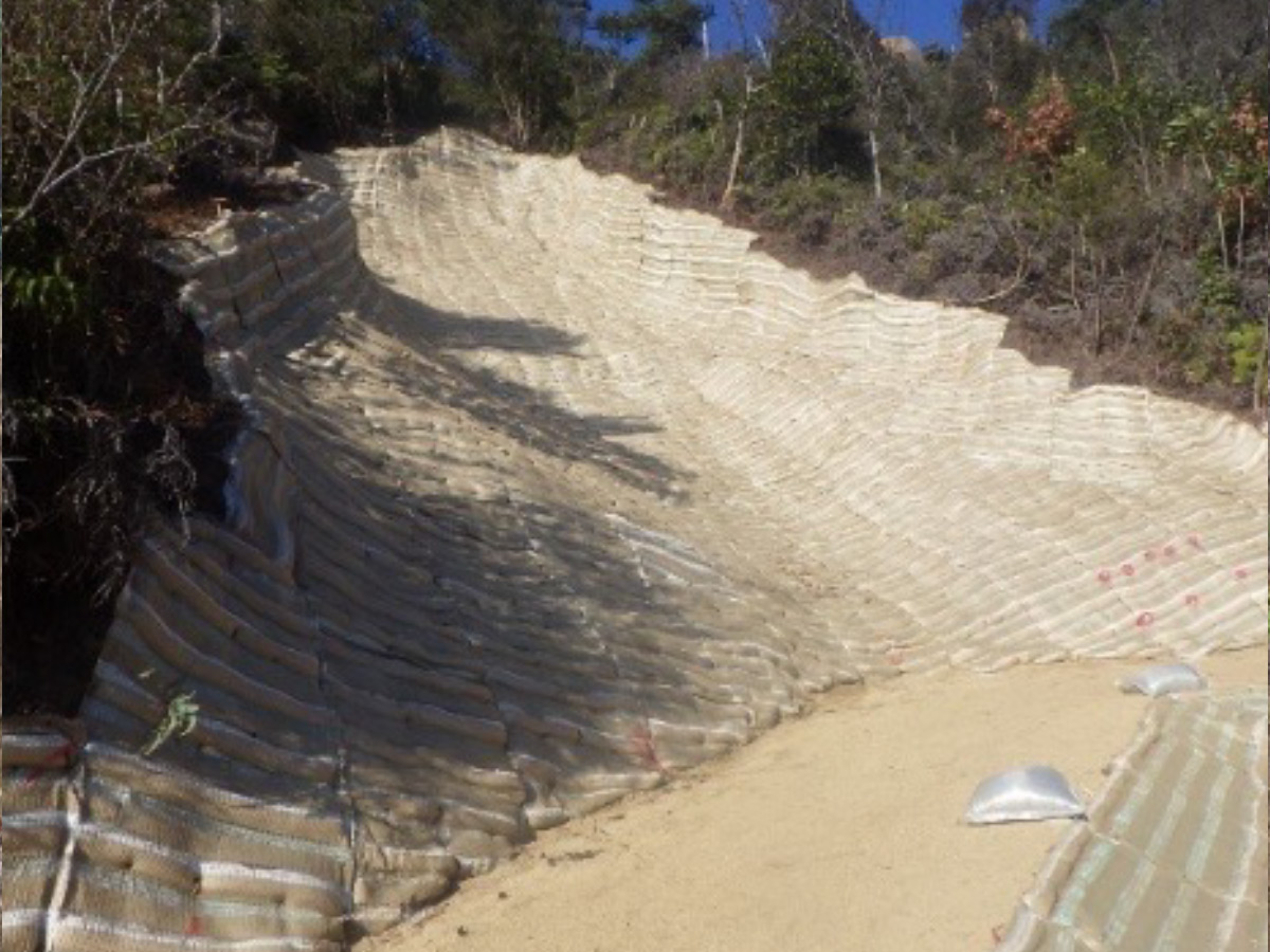 火山登山道の災害復旧工事：法面の土留め