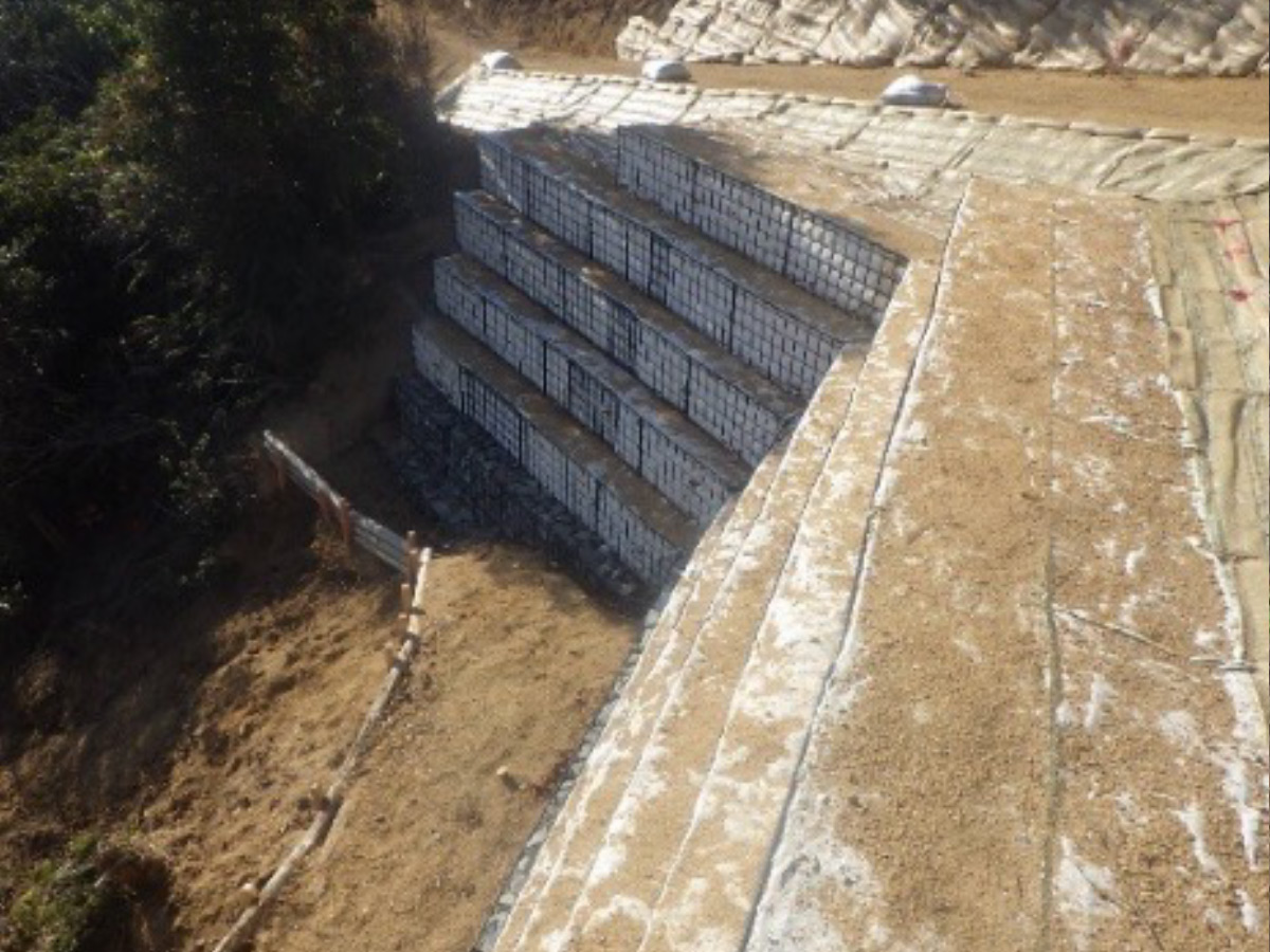 火山登山道の災害復旧工事：崩壊法面土留め柵